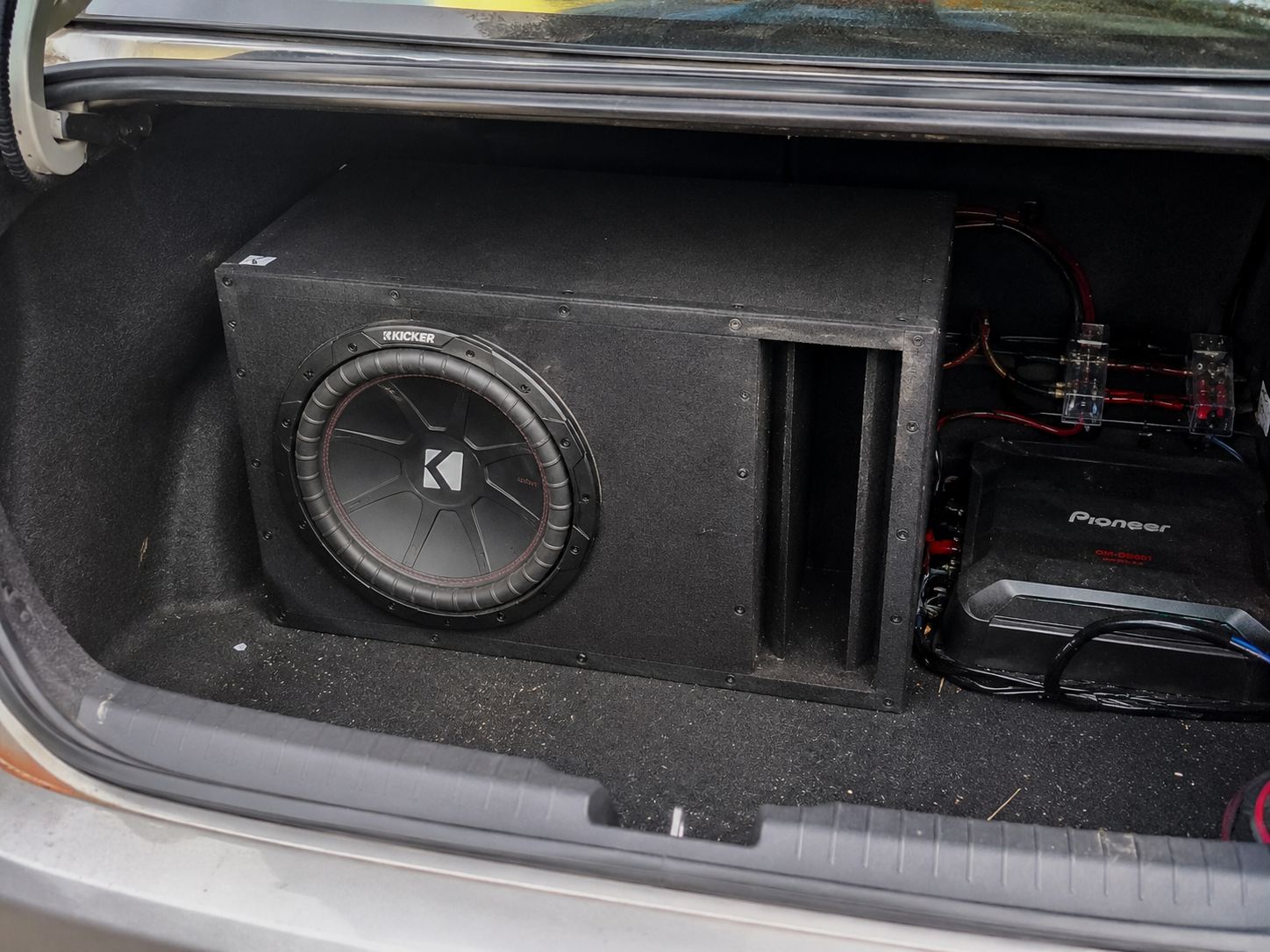 Caisson subwoofer bass-reflex en MDF pendant les mesures acoustiques